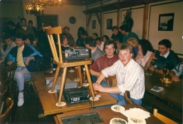 Bilderabend 1989 - im Vordergrund die Altkerweborsch Bernd Keller und Holger Beeres
